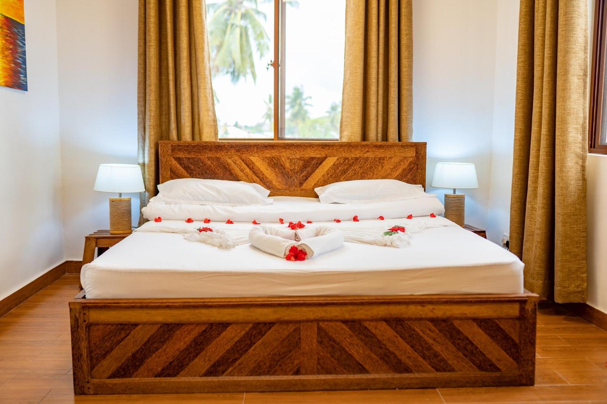 Aurora Beach Hotel Нунгві Екстер'єр фото